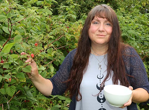 Helen Hastings Chats To A Local Forager About Berries
