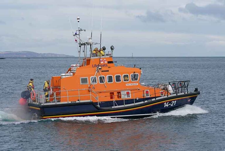 Donaghadee RNLI Helps Kilkeel Disabled Trawler