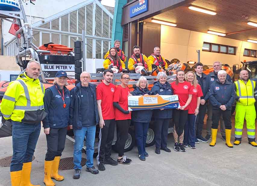 Ballygalget GAC Gifts £1000 To Portaferry RNLI