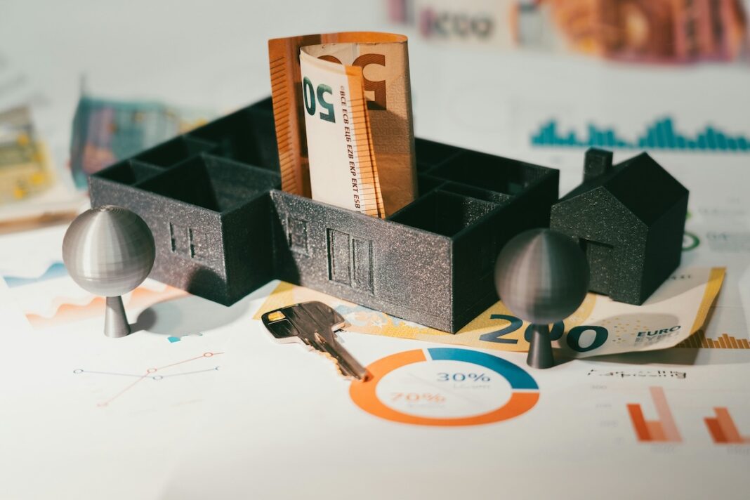 image of model house, key and banknotes